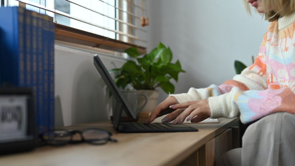 How to Start an Ecommerce Business With No Money (2025 Guide)